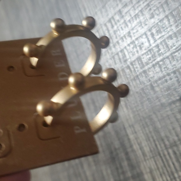 Gold earrings with knobs - Picture 2 of 3